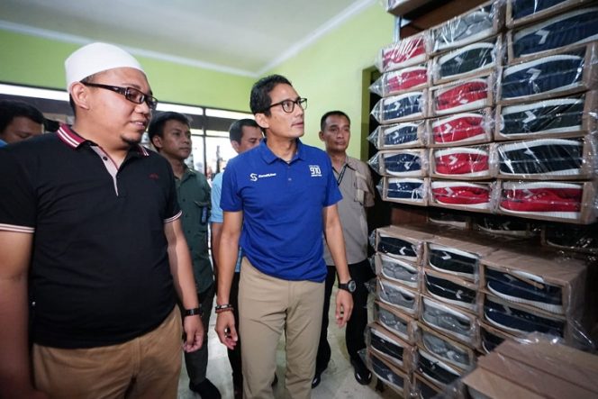 Calon Wakil Presiden 2019, Sandiaga Uno saat mengunjungi sentra industri sepatu di Kecamatan Taman Sari Kabupaten Bogor.
