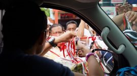 Ditengah jalan jeneponto, Sulawesi Selatan, sekelompok massa menyemut di tengah jalan yang dilalui rombongan calon wakil presiden nomor urut 02 tersebut.