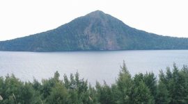 Gunung Krakatau meletus di mana letusan ini adalah salah satu letusan gunung api paling mematikan dan paling merusak dalam sejarah.