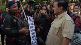 Calon Presiden RI 2019, Prabowo Subianto saat menemui Pria asal Tegal Jawa Tengah bernama Rahman, Kamis (20/12/2018).