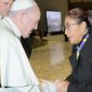 Menteri Kelautan dan Perikanan Susi Pudjiastuti saat bertemu dengan Paus Fransiskus di Aula Paolo Sesto Vatikan, Rabu (12/12/2018).