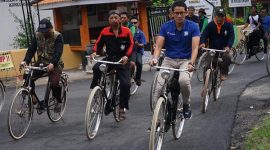 Calon wakil presiden nomor urut 02, Sandiaga Uno, bersepeda menuju tempat dialog bersama warga tiga kecamatan Sawo, Sambit dan Jetis.