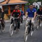 Calon wakil presiden nomor urut 02, Sandiaga Uno, bersepeda menuju tempat dialog bersama warga tiga kecamatan Sawo, Sambit dan Jetis.