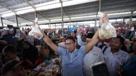 Calon Wakil Presiden 2019, Sandiaga Uno saat mengunjungi Pasar Ambal Kebumen Jawa Tengah, Kamis (13/12/2018). 
