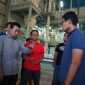 Sandiaga Salahuddin Uno mengunjungi pabrik cokelat PT Kalla Kakao Industri di Kendara Sulawesi Tenggara, senin (24/12/2018).