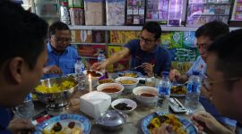 Capres nomor urut 02, Sandiaga Uno sarapan Nasi Kuning Riburane di di Jalan Penghibur, Makassar, Sulawesi Selatan, Selasa (25/12/2018).