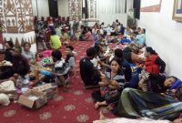 Warga pesisir Kota Bandar Lampung yang mengungsi dan bermalam di Kantor Pemerintah Provinsi Lampung, Lampung, Selasa (24/12/2018).
