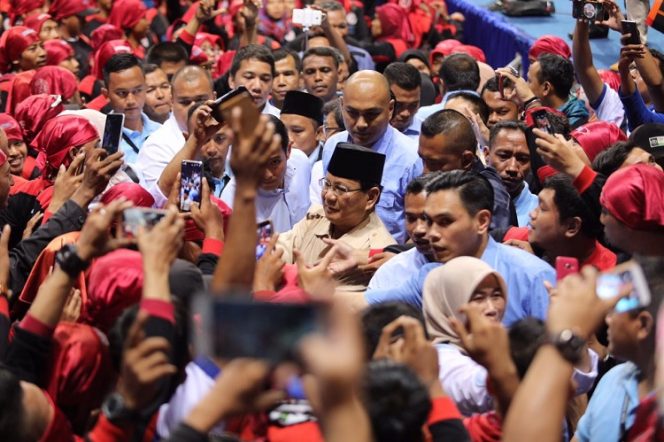 Calon Presiden RI 2019, Prabowo Subianto saat dihadapan ribuan buruh pada perayaan Hut Federasi Serikat Pekerja Metal Indonesia (FSPMI) di Sport Mall Kelapa Gading, Jakarta Utara, Rabu (6/2/2019).