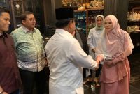 Calon Presiden RI 2019, Prabowo Subianto saat mengunjungi keluarga Ahmad Dhani di kediaman musisi Dewa 19 tersebut di kawasan Pondok Indah, Jakarta Selatan, Senin (4/2/2019) malam.