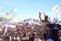 Calon Presiden RI 2019, Prabowo Subianto saat kampanye di Kawasan Wisata Danau Cimpago, Padang, Sumatera Barat, Selasa (2/4/2019).