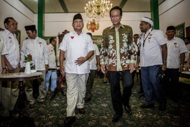 Calon Presiden RI 2019, Prabowo Subianto saat bertemu Sri Sultan Hamengku Buwono X di Bangsal Kepatihan, Kantor Gubernur DIY, Senin (8/4/2019).