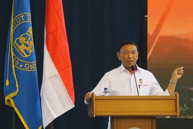 Menteri Koordinator Politik, Hukum, dan Keamanan, Wiranto.