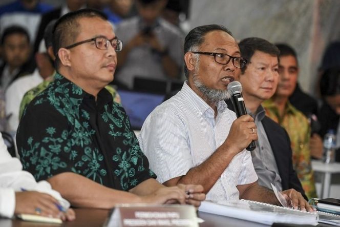 
 Ketua tim hukum Prabowo-Sandiaga, Bambang Wijojanto (tengah) di Gedung MK, Jalan Medan Merdeka Barat, Jakarta Pusat, Jumat (24/5/2019).