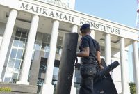 Personel Brimob Polri bersiap melakukan pengamanan di sekitar Gedung Mahkamah Konstitusi (MK), Jakarta, Selasa (18/6/2019). Pengamanan dilakukan menjelang dan saat sidang lanjutan Perselisihan Hasil Pemilihan Umum (PHPU) Pilpres 2019 digelar di MK.