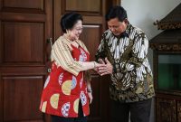 Ketua Umum Partai Gerindra Prabowo Subinato  memberi salam Ketua Umum PDIP Megawati Soekarno Putri seusai pertemuan dengan jamuan makan siang bersama di Kediaman Megawati Jalan Teuku Umar, Jakarta, Rabu (24/7/2019). MI/RAMDANI