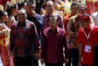 Wakil Presiden Jusuf Kalla (tengah), bersama Menpan RB Syarifuddin, dan Menkumham Yasona Laoly (kanan), tiba sebagai tamu undangan dalam Kongres V PDI Perjuangan di Sanur, Bali, Kamis (8/8/2019. SP/Joanito De Saojoao.