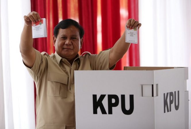 Ketua Umum Partai Gerindra, Prabowo Subianto, menggunakan hak pilihnya dalam pemilihan kepala daerah (Pilkada) Serentak 2018 di TPS 17, Desa Bojong Koneng, Kecamatan Babakan Madang, Kabupaten Bogor, Rabu (27/06/2018). Pilkada serentak kali ini diikuti 17 provinsi, 115 kabupaten dan 39 kota.