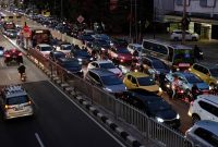 Kendaraan terjebak kemacetan di ruas Jalan Mampang Prapatan Raya, Jakarta Selatan, Selasa 2 Juni 2020. Kemacetan jalanan ibukota kembali tampak jelang pemberlakuan Kenormalan Baru atau New Normal. Foto: Ismail Pohan/TrenAsia