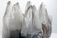 Pemprov DKI Jakarta resmi melarang penggunaan kantong plastik. (Foto : chatelaine.com)