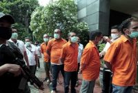Sejumlah tersangka kasus pengeroyokan, perusakan dan pembunuhan dengan kerasan di Perumahan Green Lake City, Cipondoh, Kota Tanggerang pada minggu (21/6/2020) lalu, digiring petugas sesaat sebelum rilis di Polda Metro Jaya, Jakarta,  Senin (22/6/2020). Tim gabungan Polda Metro Jaya berhasil menangkap 30 orang yakni John Kei beserta anggota kelompoknya dalam kasus pengeroyokan, pembunuhan dan kekerasan di kawasan Duri Kosambi, Jakarta Barat dan Perumahan Green Lake City, Kota Tangerang.  SP/Joanito De Saojoao.