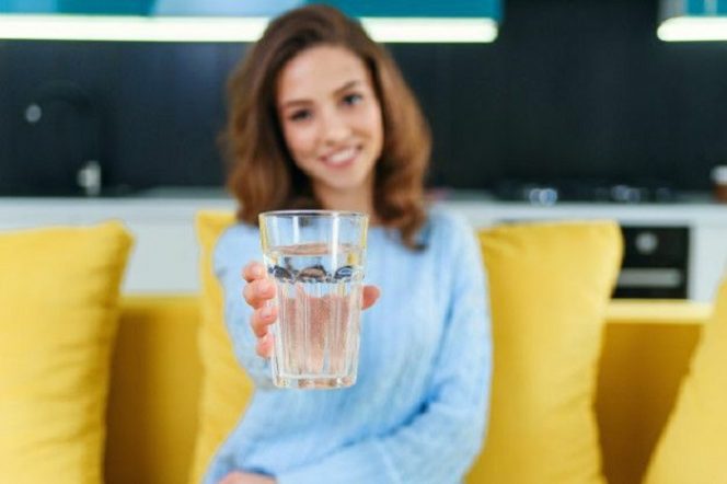 Fungsi minum air putih adalah melancarkan pencernaan, menjaga keseimbangan suhu tubuh. (Foto : Pinterest)