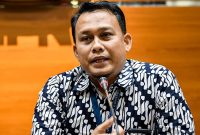 Pelaksana Harian (Plh) Juru Bicara KPK yang baru Ali Fikri menyampaikan konferensi pers di gedung KPK, Jakarta, Jumat (27/12/2019). Dalam kesempatan tersebut, Firli Bahuri mengenalkan dua Pelaksana harian (Plh) juru bicara KPK antara lain Ipi Maryati dalam bidang pencegahan dan Ali Fikri dalam bidang penindakan. ANTARA FOTO/M Risyal Hidayat/wsj.