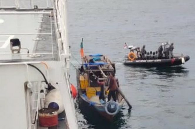 Badan Keamanan Laut (Bakamla) RI memberikan pertolongan terhadap kapal nelayan tradisional. (Foto: Instagram @bakamla_ri)