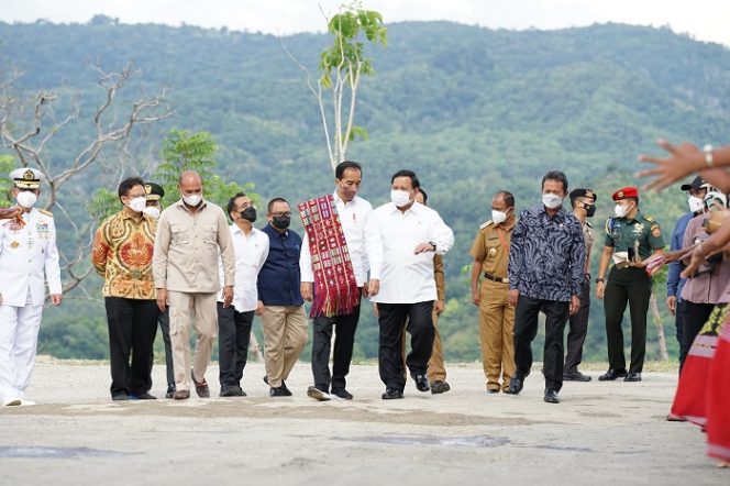 Menteri Pertahanan (Menhan) RI Prabowo Subianto mendampingi Presiden Joko Widodo (Jokowi) untuk meresmikan kampus politeknik Aloysius Benedictus Mboi (Ben Mboi), Atambua, Kamis, 24 Maret 2022. (Dok. Kemhan RI)
