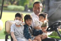 Jokowi bermain bersama cucu-cucunya di halaman Istana Kepresidenan Yogyakarta. (Dok. Biro Pers Sekretariat Presiden/ Lukas)
