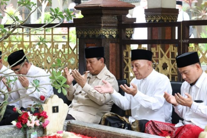 Prabowo Subianto dan rombongan mengunjungi Pondok Pesantren Tebuireng, Jombang, Rabu, 4 Mei 2022. (Dok. Partai Gerindra)