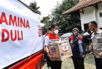Pertamina menyerahkan bantuan beras untuk untuk keperluan dapur umum bagi korban gempa bumi di Kabupaten Cianjur. (Instagram.com/@pertamina) 

