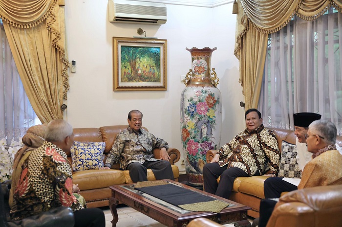 Menteri Pertahanan RI Prabowo Subianto silaturahmi berkunjung ke kediamanan Laksamana TNI (Purn.) Widodo A.S. (Dok. Tim Media Prabowo Subianto)