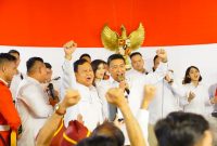 Ketua Umum (Ketum) Partai Gerindra Prabowo Subianto mengajak Ketua Dewan Pertimbangan Presiden (Wantimpres) Wiranto untuk berjuang bersama di Pemilihan Umum (Pemilu) 2024. (Dok. Tim Media Prabowo Subainto)