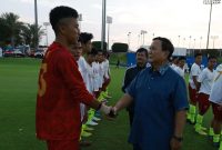 Prabowo datang di tengah-tengah lapangan Aspire Academy untuk menyapa satu persatu tim sepak bola U-17 Persib Bandung. (Dok. Tim Media Prabowo Subainto)