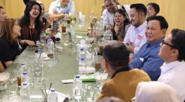 Menteri Pertahanan Prabowo Subianto menyantap masakan Padang bersama dengan rekan-rekan wartawan dan influencer muda. (Dok. Tim Media Prabowo Subianto)
