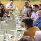 Menteri Pertahanan Prabowo Subianto menyantap masakan Padang bersama dengan rekan-rekan wartawan dan influencer muda. (Dok. Tim Media Prabowo Subianto)
