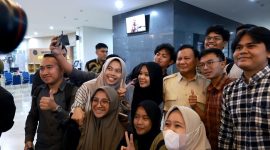 Kedatangan Menteri Pertahanan RI Prabowo Subianto di Universitas Ahmad Dahlan (UAD), Yogyakarta, mengundang antusiasme mahasiswa. (Dok. Tim Media Prabowo Subianto)  