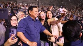 Ketua Umum Partai Gerindra Prabowo Subianto saat di ajak foto bersama. (Facbook.com/@Prabowo Subianto)
