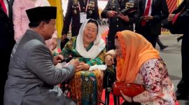 Menteri Pertahanan Prabowo Subianto menghampiri Sinta Nuriyah yang berada di kursi roda didampingi oleh Yenny Wahid. (Dok. Tim Media Prabowo Subianto )
