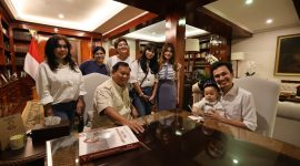Menteri Pertahanan Prabowo Subianto menerima kunjungan silaturahmi seorang anak jenius, Kenneth Matthew di kediaman pribadinya di Kertanegara IV. (Dok. Tim Media Prabowo-Gibran)  