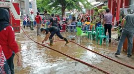 Tim gabungan melaksanakan pembersihan saluran air. (Dok. BPBD Kab. Lampung Selatan)