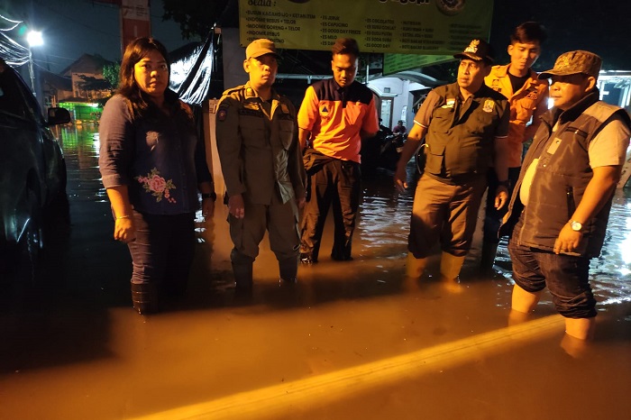 Personel BPBD Kota Bekasi melakukan monitoring dan pengecekan ke lokasi terdampak banjir di Kota Bekasi. (Dok. BPBD Kota Bekasi)  