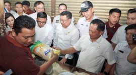 Kepala Bapanas Arief Prasetyo Adi meninjau beras SPHP di pasar modern Serang, Banten. (Dok. Bapenas)

