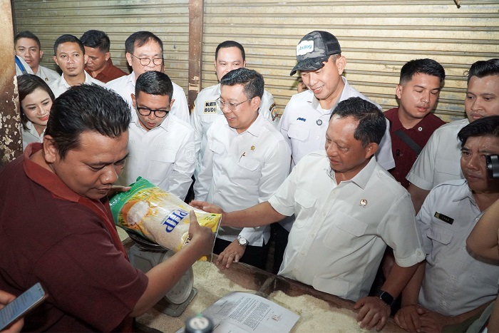 Kepala Bapanas Arief Prasetyo Adi meninjau beras SPHP di pasar modern Serang, Banten. (Dok. Bapenas)

