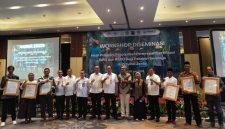The formal handover of certification to three farmer groups, namely the Rimbo Ulu Palm Oil Farmers Association (PPSRU), the Agro Tani Lestari Consumer Cooperative (KKATL), and the Mandali Jaya Farmers Association (PPMJ).