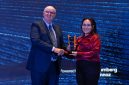Direktur Keuangan AdaKami, Valentina Juveline (kanan) menerima penghargaan Top Company in Transparent & Responsible P2P Lending dari Chief Executive Officer Bloomberg Technoz, Roger James Finnie (kiri) pada ajang Indonesia Top Companies Recognition 2026 yang diselenggarakan oleh Bloomberg Technoz bersama Indonesia Data di Jakarta. Penghargaan ini mengukuhkan posisi AdaKami sebagai platform pembiayaan digital terpercaya pilihan masyarakat.