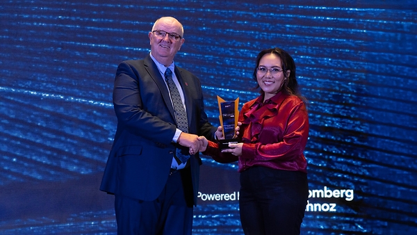 Direktur Keuangan AdaKami, Valentina Juveline (kanan) menerima penghargaan Top Company in Transparent & Responsible P2P Lending dari Chief Executive Officer Bloomberg Technoz, Roger James Finnie (kiri) pada ajang Indonesia Top Companies Recognition 2026 yang diselenggarakan oleh Bloomberg Technoz bersama Indonesia Data di Jakarta. Penghargaan ini mengukuhkan posisi AdaKami sebagai platform pembiayaan digital terpercaya pilihan masyarakat.