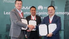 Malaysian Communications and Multimedia Commission Chief Corporate and International Officer En Syahrilazli Mahammad(middle) witnessing the exchanging of documents between Head of APAC, GSMA Julian Gorman(left) and Jason Tao, Vice President of ICT Marketing & Solution Sales Dept, Huawei Asia Pacific(right).