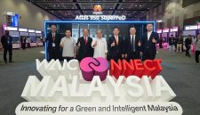 Minister of Communications, YB Dato’ Seri Fahmi Fadzil (centre) officiating the inaugural WAIC CONNECT Malaysia 2026, with him are (L to R), Honorary President of the Malaysia-China Chamber of Commerce & President of the Malaysia-China Friendship Association, YBhg. Dato’ Abdul Majid Ahmad Khan; Managing Director of MCMC, Abdul Karim Fakir Ali; Ambassador of the People's Republic of China to Malaysia, H.E. Ouyang Yujing; President of Huawei APAC, Terry He; President, Marketing & Solution Sales Dept of Huawei APAC, Tao Jing; and CEO of Huawei Malaysia, Simon Sun.