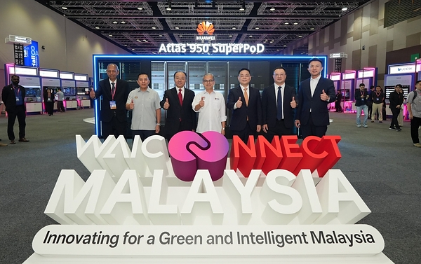 Minister of Communications, YB Dato’ Seri Fahmi Fadzil (centre) officiating the inaugural WAIC CONNECT Malaysia 2026, with him are (L to R), Honorary President of the Malaysia-China Chamber of Commerce & President of the Malaysia-China Friendship Association, YBhg. Dato’ Abdul Majid Ahmad Khan; Managing Director of MCMC, Abdul Karim Fakir Ali; Ambassador of the People's Republic of China to Malaysia, H.E. Ouyang Yujing; President of Huawei APAC, Terry He; President, Marketing & Solution Sales Dept of Huawei APAC, Tao Jing; and CEO of Huawei Malaysia, Simon Sun.